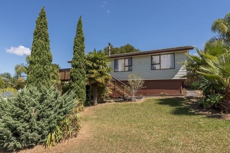 Photo of property in 4 Kayle Glen, West Harbour, Auckland, 0618