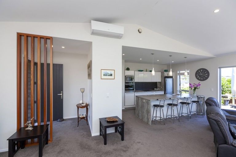 Photo of property in 2 Te Heke Place, Waikanae, 5036