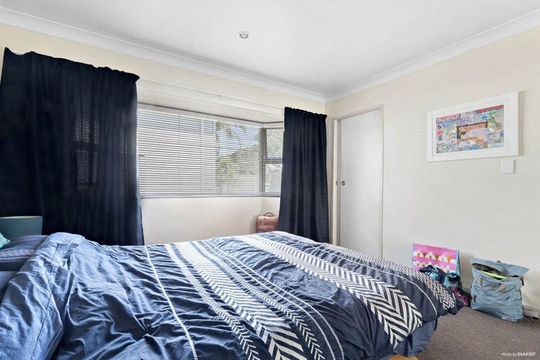Photo of property in 23d Stanley Point Road, Stanley Point, Auckland, 0624