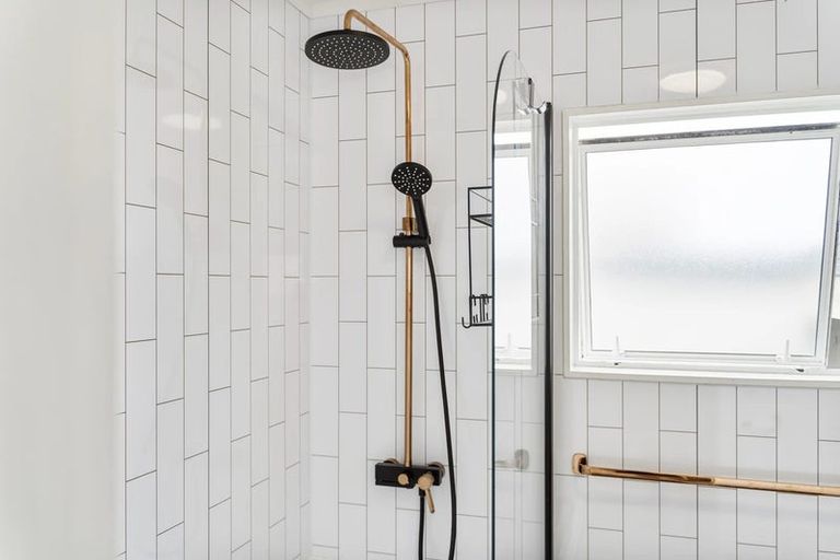 Photo of property in 2/2 Hatherley Place, Clendon Park, Auckland, 2103