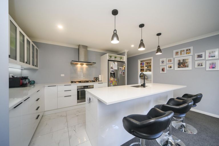 Photo of property in 126 Johnstone Drive, Fitzherbert, Palmerston North, 4410