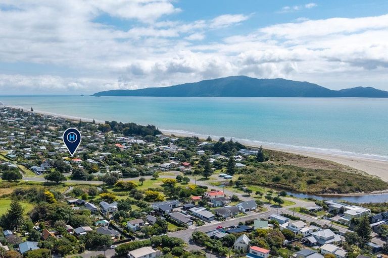 Photo of property in 17 Hona Street, Waikanae Beach, Waikanae, 5036