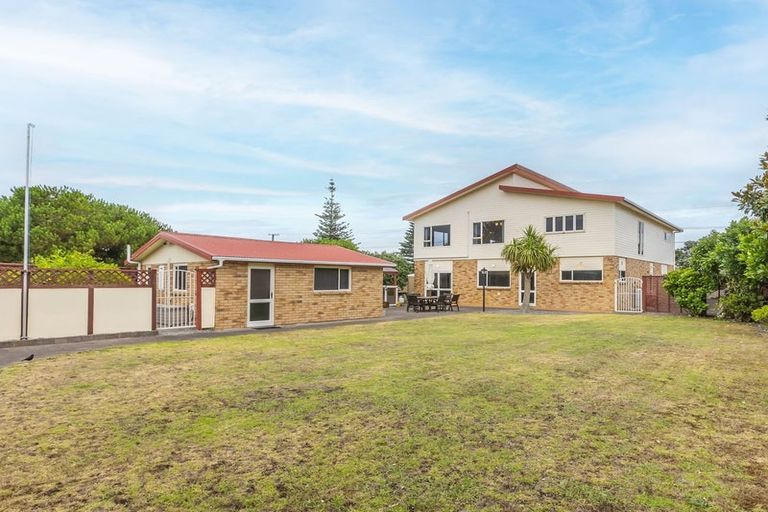 Photo of property in 14 Field Way, Waikanae Beach, Waikanae, 5036