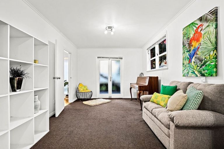 Photo of property in 31 Royal View Road, Te Atatu South, Auckland, 0610
