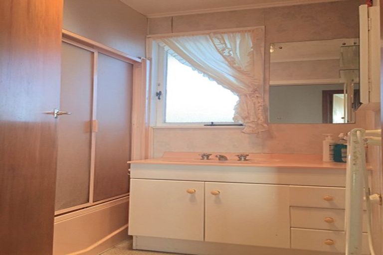 Photo of property in 18 Carole Crescent, Pakuranga, Auckland, 2010