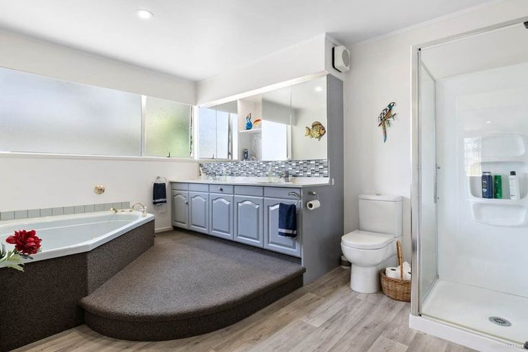 Photo of property in 15 Waiwera Place, Waiwera, Orewa, 0994