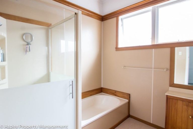 Photo of property in 21 Pupuke Road, Birkenhead, Auckland, 0627