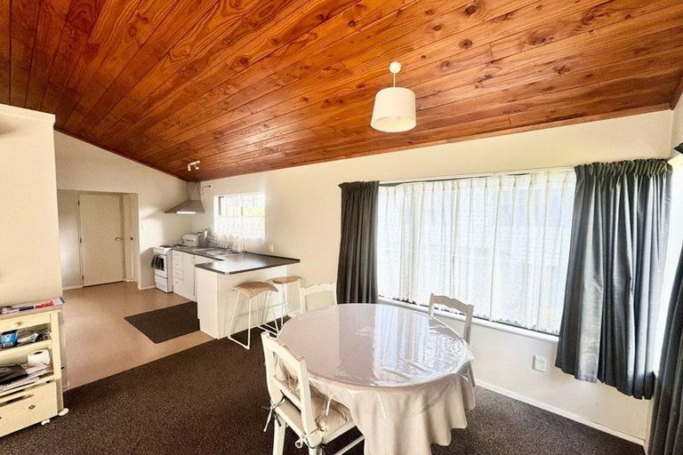 Photo of property in 28 Stottholm Road, Titirangi, Auckland, 0604