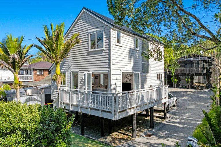 Photo of property in 32a Sandown Road, Rothesay Bay, Auckland, 0630