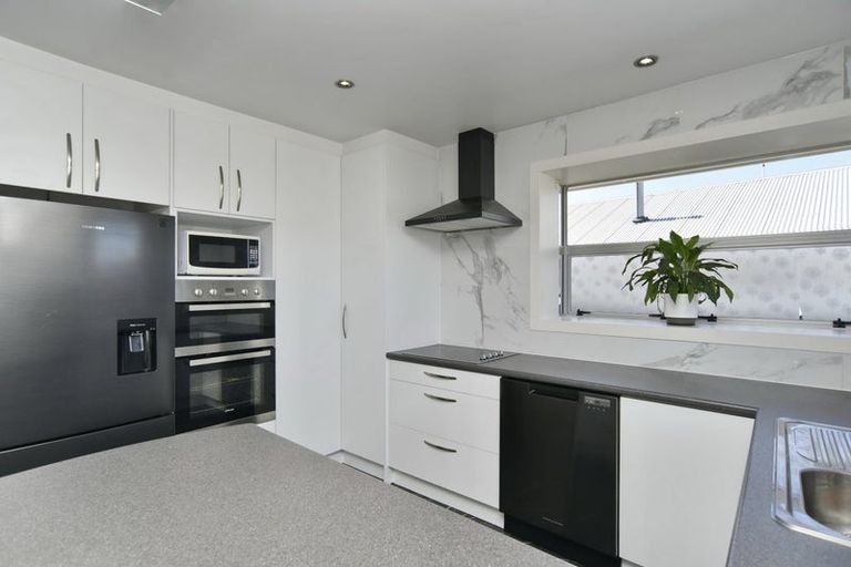 Photo of property in 9 Heathglen Avenue, Parklands, Christchurch, 8083