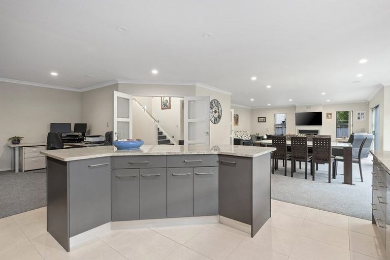 Photo of property in 21 Newbury Place, Schnapper Rock, Auckland, 0632