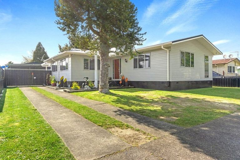 Photo of property in 74 Oakfield Crescent, Pukete, Hamilton, 3200