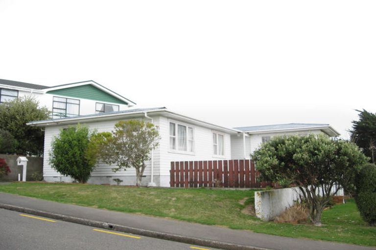 Photo of property in 16 Bancroft Terrace, Newlands, Wellington, 6037