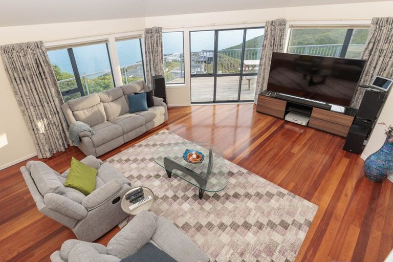 Photo of property in 18 Bennett Grove, Newlands, Wellington, 6037