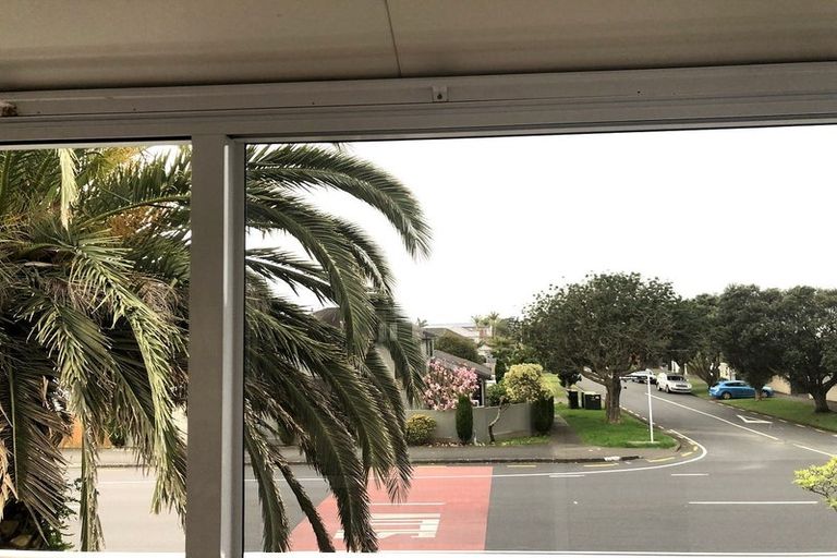 Photo of property in 2 Sylvan Park Avenue, Milford, Auckland, 0620