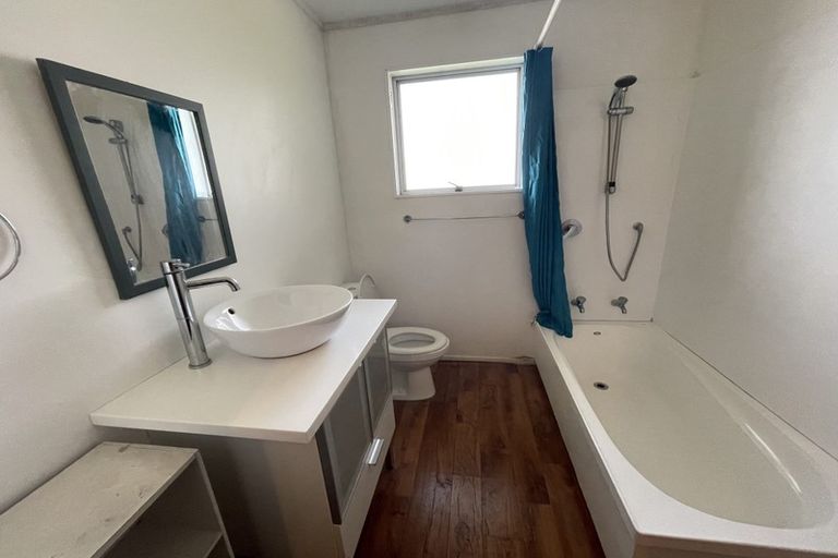 Photo of property in 28 Glenfinn Place, Massey, Auckland, 0614