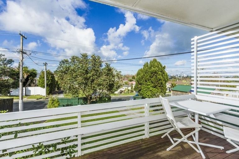 Photo of property in 1/22 Alamein Avenue, Belmont, Auckland, 0622