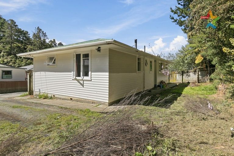 Photo of property in 21 Shackleton Grove, Stokes Valley, Lower Hutt, 5019