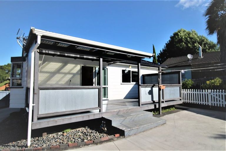 Photo of property in 37 Claverdon Drive, Massey, Auckland, 0614