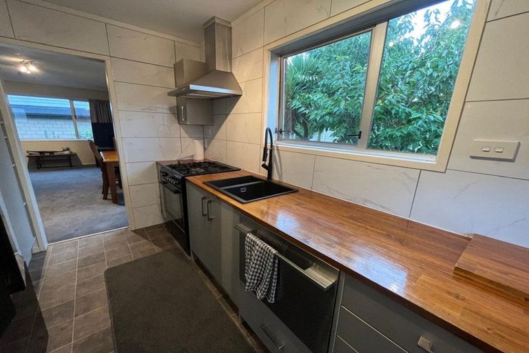 Photo of property in 4/305 Great North Road, Henderson, Auckland, 0612