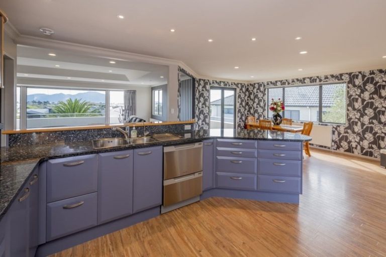 Photo of property in 47 Quadrant Heights, Paraparaumu, 5032