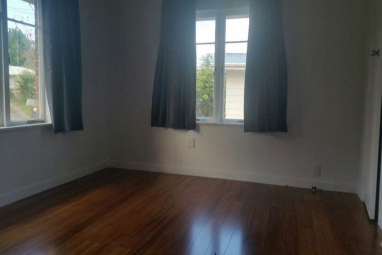 Photo of property in 176 Beach Haven Road, Beach Haven, Auckland, 0626
