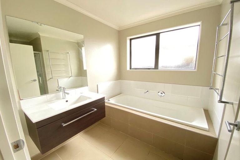 Photo of property in 16 Waiarohia Place, Hobsonville, Auckland, 0616