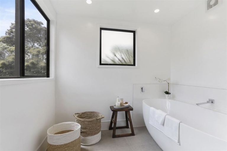 Photo of property in 411 Waitakere Road, Taupaki, Henderson, 0782