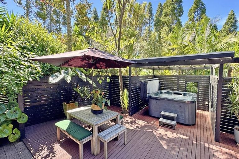 Photo of property in 11 Fitzpatrick Place, Chatswood, Auckland, 0626