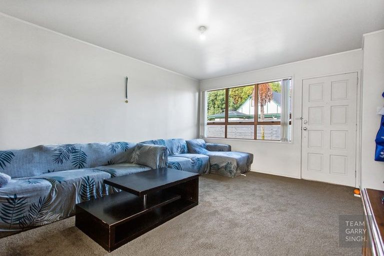 Photo of property in 2/41 Challen Close, Conifer Grove, Takanini, 2112