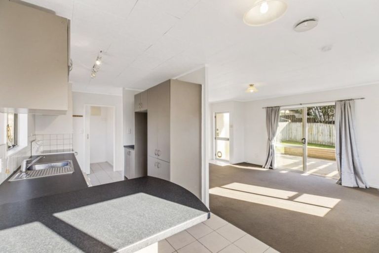 Photo of property in 2/8 Helena Street, Massey, Auckland, 0614