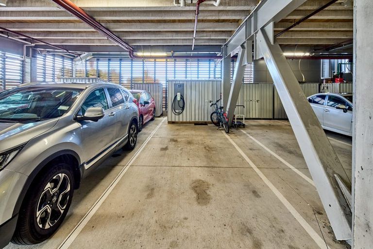 Photo of property in Patent 326 Apartments, 404s/326 Evans Bay Parade, Hataitai, Wellington, 6021