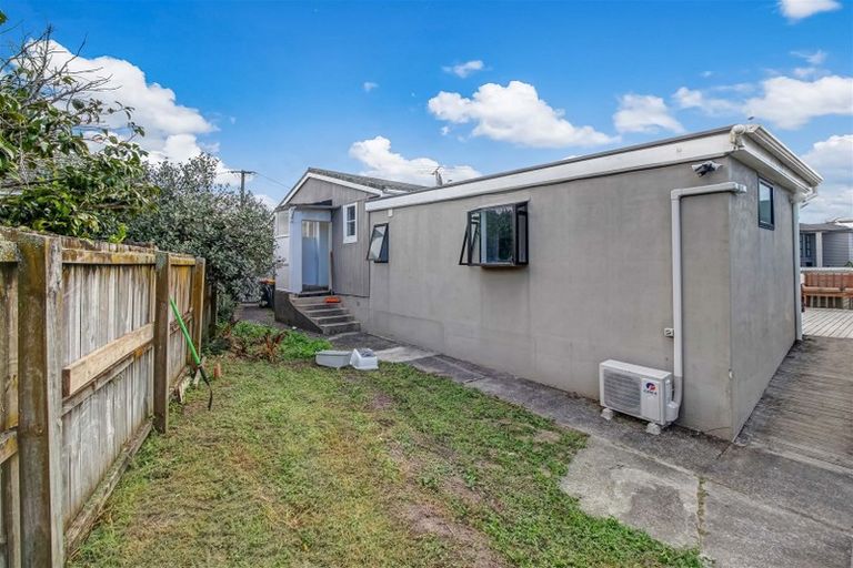 Photo of property in 7 Kaweka Street, New Lynn, Auckland, 0600