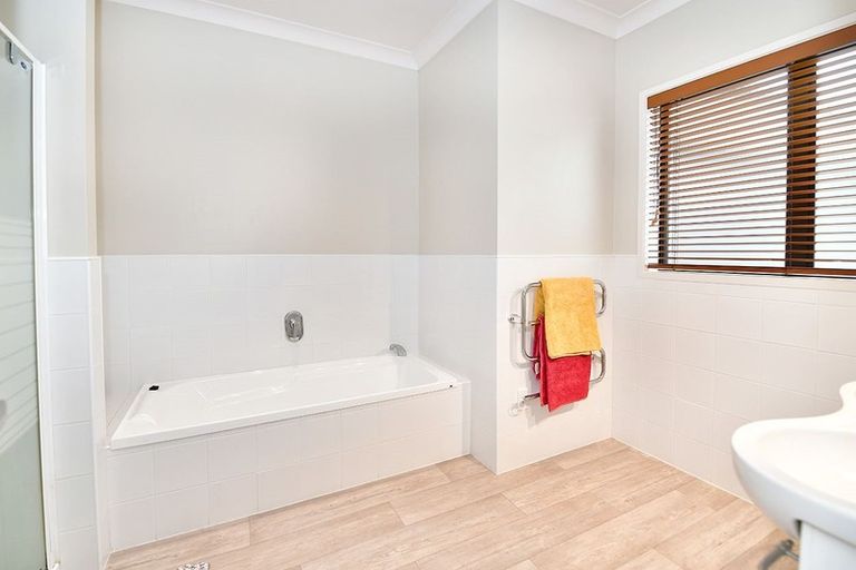 Photo of property in 51 The Ritz, Orewa, 0931