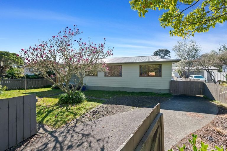 Photo of property in 5 Glucina Place, Glen Eden, Auckland, 0602
