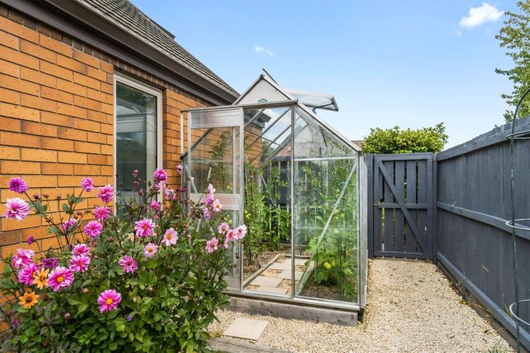 Photo of property in 33 Acorn Close, Waltham, Christchurch, 8023