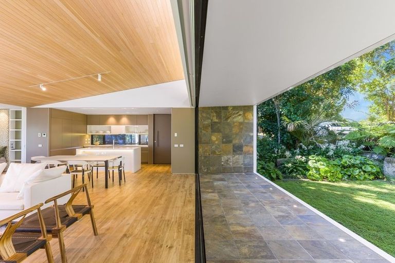 Photo of property in 34 Arapito Road, Titirangi, Auckland, 0604