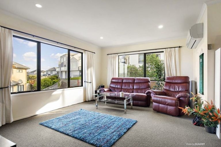 Photo of property in 39 Dress Circle, Newlands, Wellington, 6037