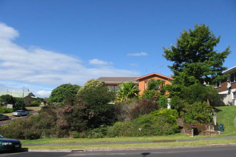 Photo of property in 25 Unsworth Drive, Unsworth Heights, Auckland, 0632