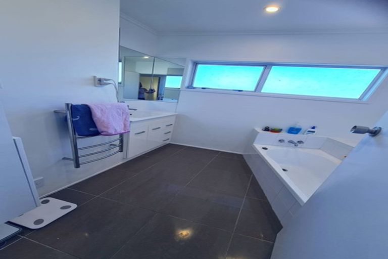 Photo of property in 2/42 Knightsbridge Drive, Forrest Hill, Auckland, 0620