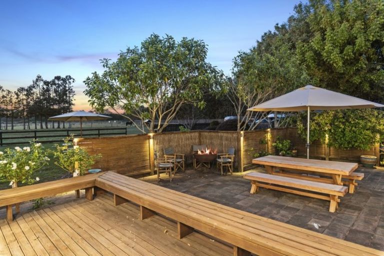 Photo of property in 102 Boord Crescent, Kumeu, 0891