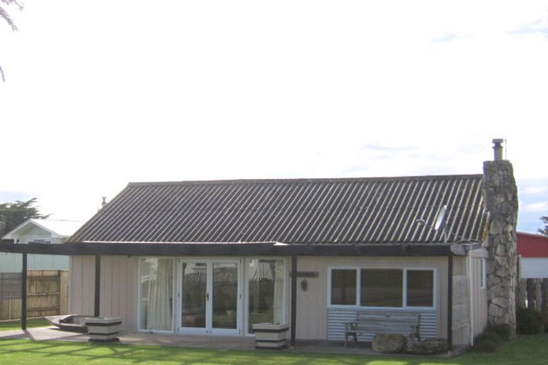 Photo of property in 9 Signal Street, Foxton Beach, Foxton, 4815