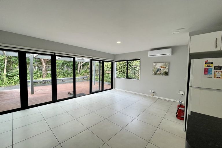 Photo of property in 3/252 East Coast Road, Forrest Hill, Auckland, 0620
