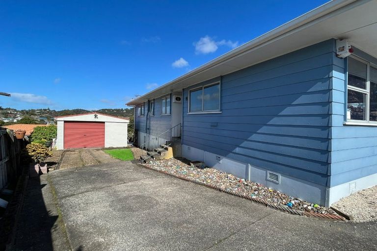 Photo of property in 94 Lantana Road, Green Bay, Auckland, 0604