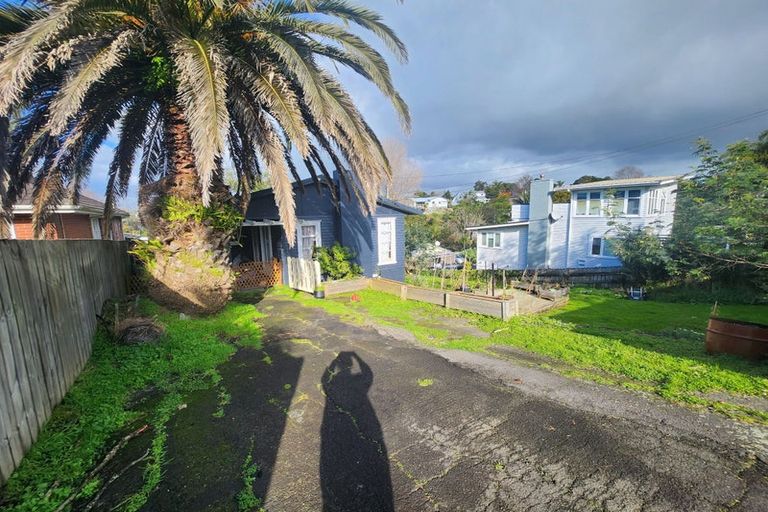 Photo of property in 27 Glenfern Road, Mellons Bay, Auckland, 2014