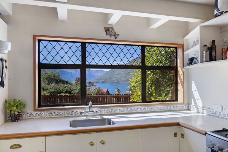 Photo of property in 10 Moss Lane, Sunshine Bay, Queenstown, 9300