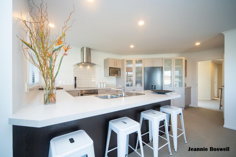 Photo of property in 8 Medallion Court, Kelvin Grove, Palmerston North, 4414