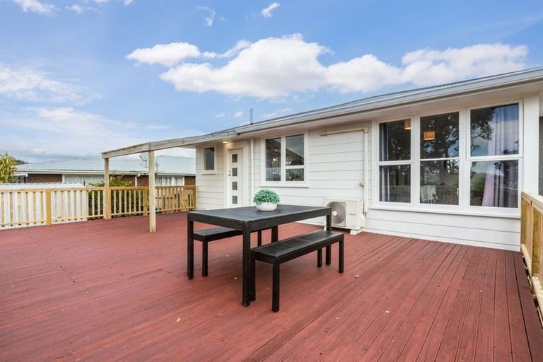 Photo of property in 32 Beauzami Crescent, Ascot Park, Porirua, 5024