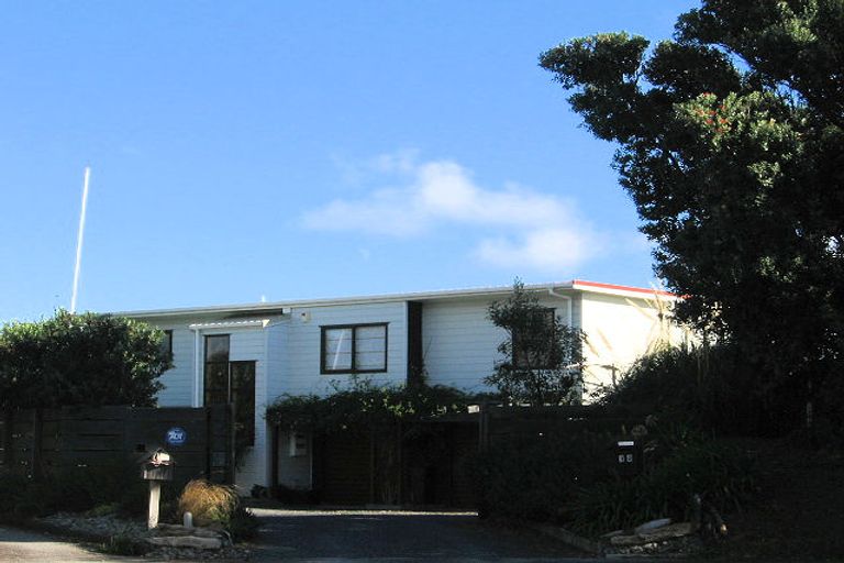 Photo of property in 10 Stonewall Grove, Waikanae Beach, Waikanae, 5036