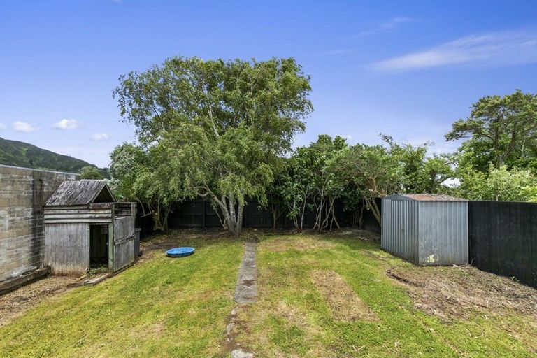 Photo of property in 135 Whites Line East, Waiwhetu, Lower Hutt, 5010